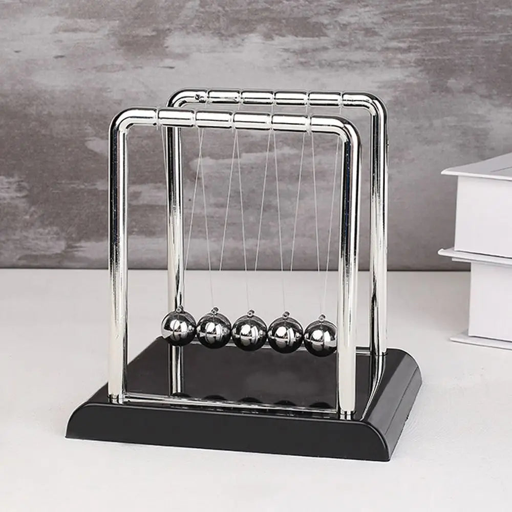 Pendule de Newton en métal de petite taille